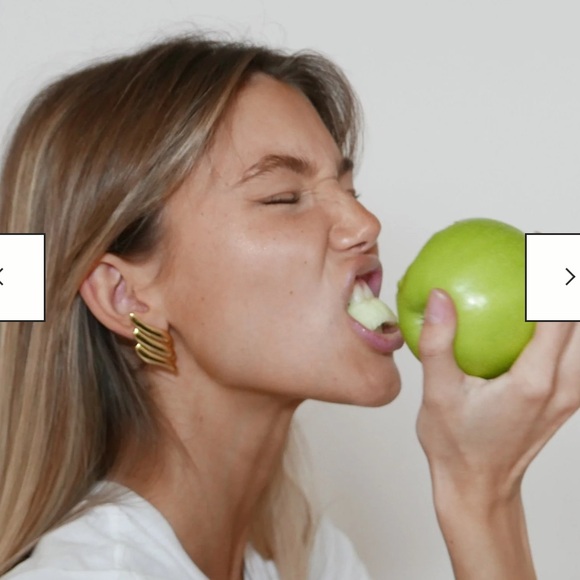 Heaven Mayhem wing gold earrings - Picture 2 of 7